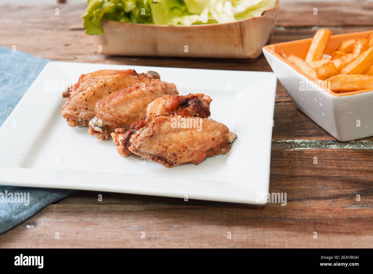 ali di pollo fritte con patatine fritte e insalata Foto Stock