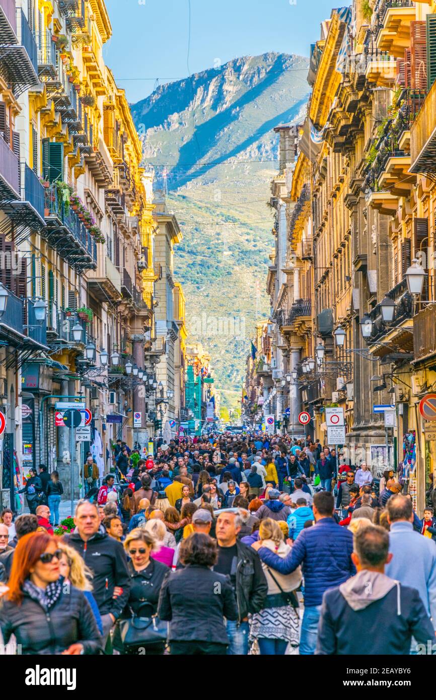 PALERMO, 23 APRILE 2017: Vista di una via Roma a Palermo, Sicilia, Italia Foto Stock