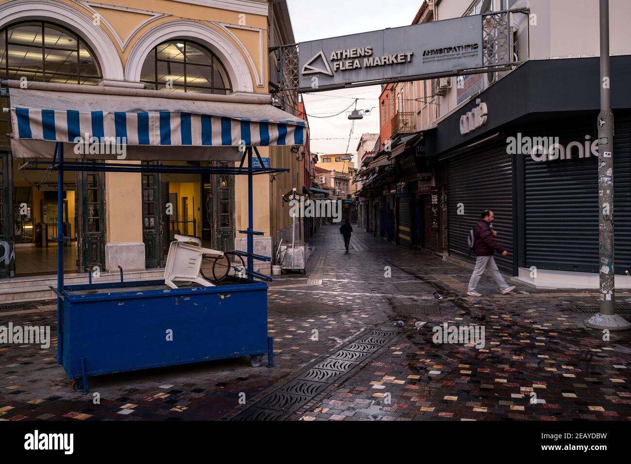 Athen, Grecia. 11 Feb 2021. Passers-by a piedi passando i negozi chiusi al mercato delle pulci di Atene. Da giovedì mattina, la zona di Atene è stata nuovamente sottoposta a un duro blocco per contenere la pandemia di Corona, il cui rispetto è stato imposto dalla polizia con numerosi blocchi stradali. Credit: Angelos Tzortzinis/DPA/Alamy Live News Foto Stock