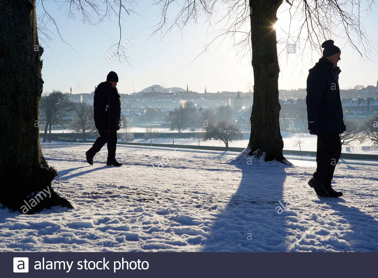 Edimburgo, Scozia, Regno Unito. 11 Feb 2021. Le persone si divertono a camminare attraverso il parco in una gloriosa mattinata soleggiata ma gelida in un parco innevato Inverleith. Credit: Craig Brown/Alamy Live News Foto Stock