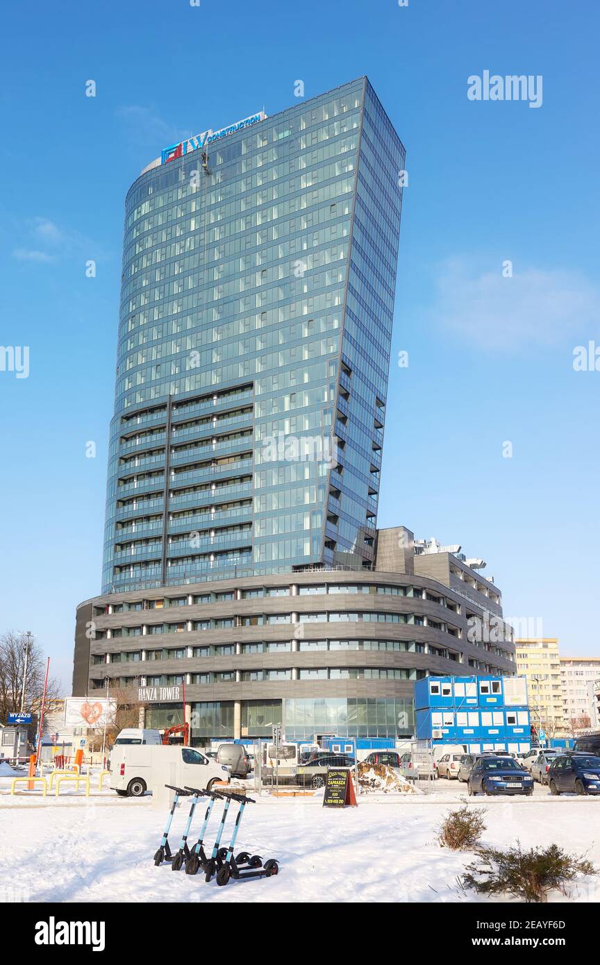 Szczecin, Polonia - 10 febbraio 2021: Torre Hanza di nuova costruzione, l'edificio più alto di Szczecin. Foto Stock