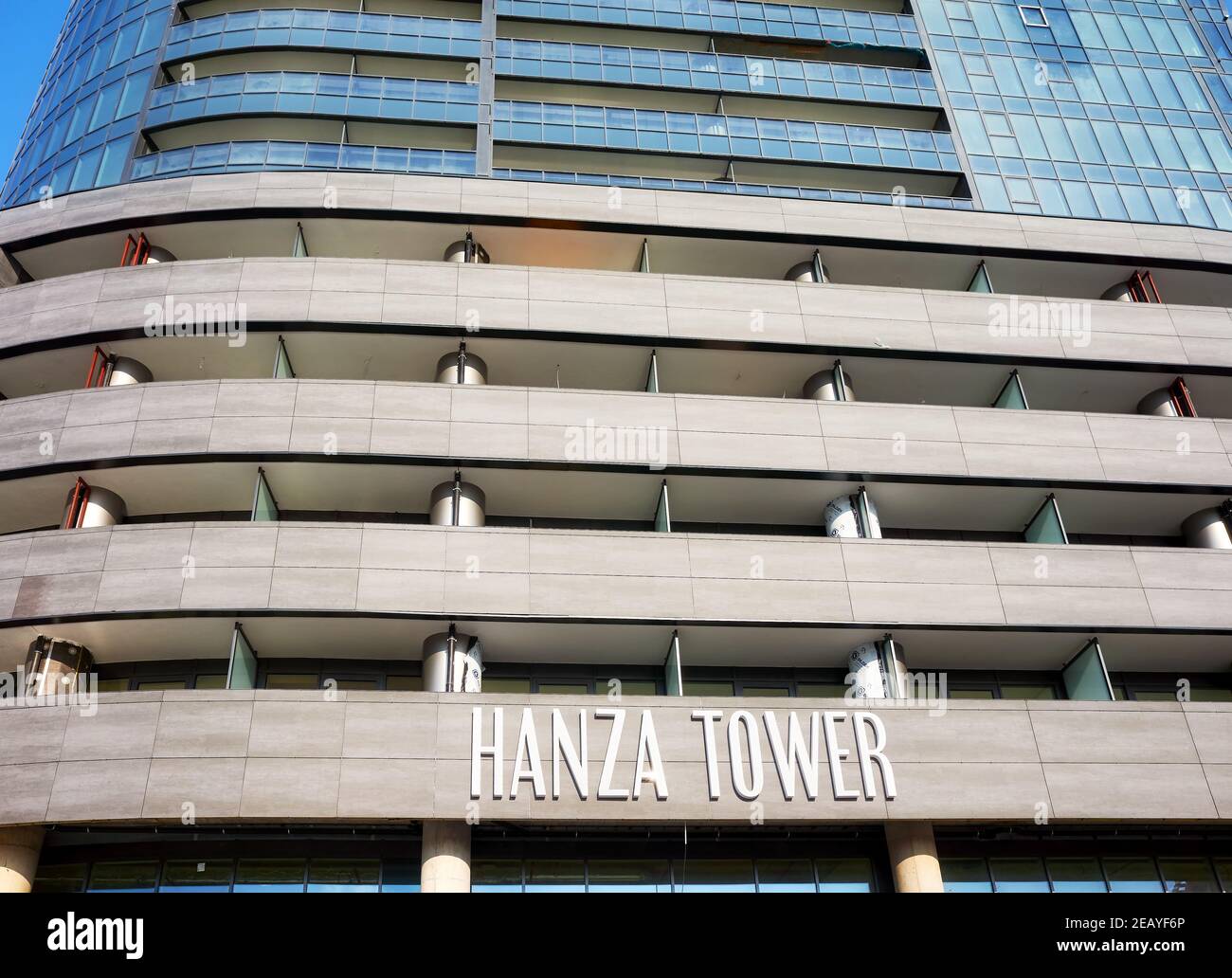 Szczecin, Polonia - 10 febbraio 2021: Cartello della Torre Hanza sulla facciata dell'edificio più alto di recente costruzione a Szczecin. Foto Stock