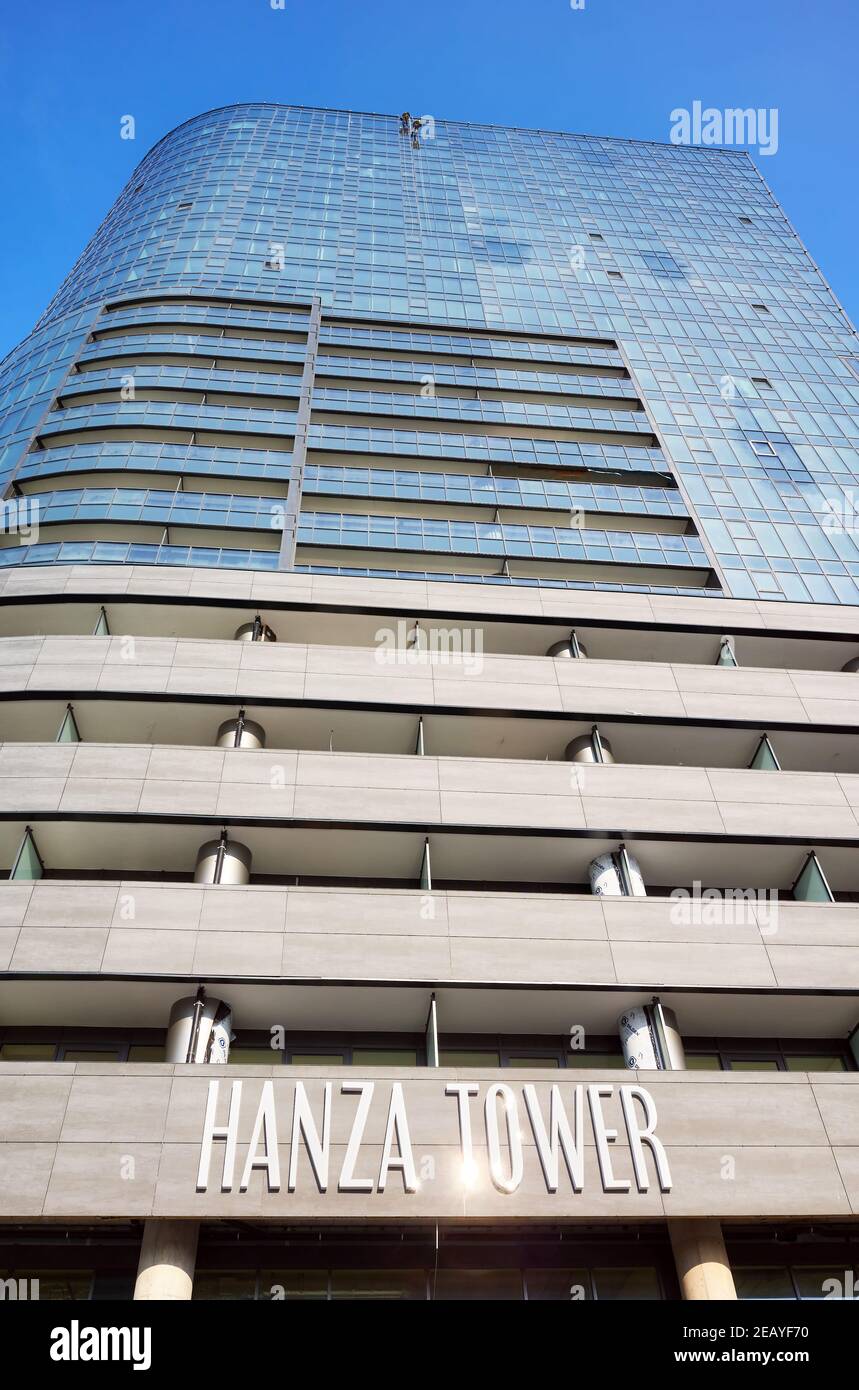 Szczecin, Polonia - 10 febbraio 2021: Cartello della Torre Hanza sulla facciata dell'edificio più alto di recente costruzione a Szczecin. Foto Stock
