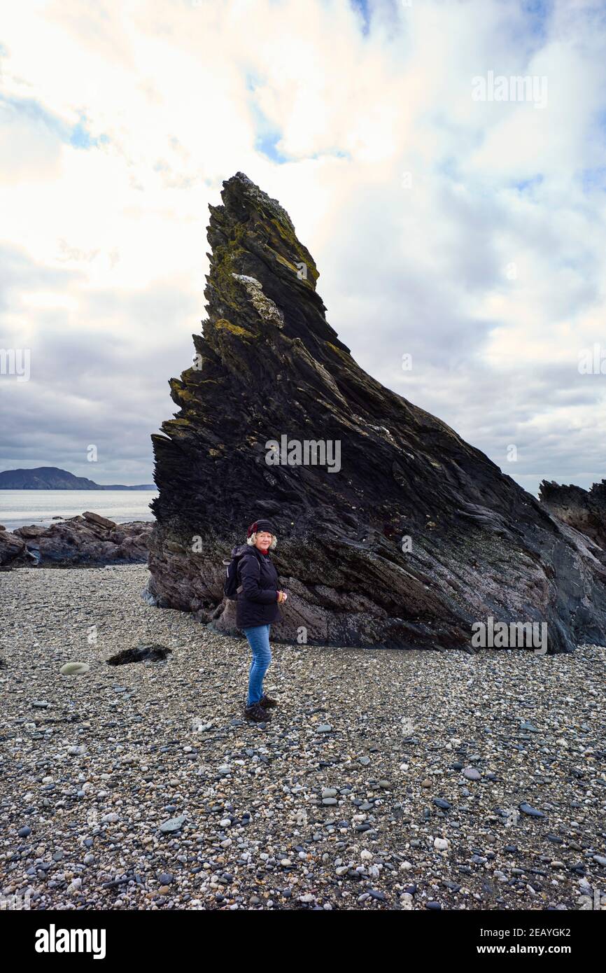 Il poeta e regista Janet Lees a Whitestrand Beach, Niarbyl, Isola di Man Foto Stock