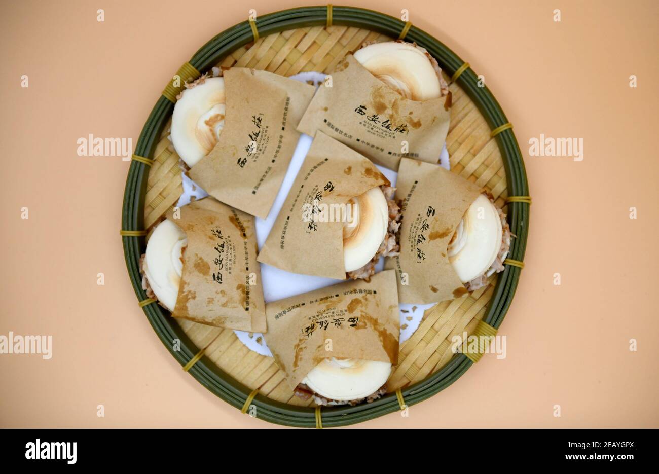 XI'an, provincia cinese di Shaanxi. 2 gennaio 2021. Un piatto di spuntini locali 'Roujiamo', o hamburger Cinese, e' raffigurato in un ristorante a Xi'an, nella provincia di Shaanxi della Cina nordoccidentale, il 2 gennaio 2021. PER ANDARE CON 'Xi Jinping e 'il gusto della casa'' credito: Li Yibo/Xinhua/Alamy Live News Foto Stock
