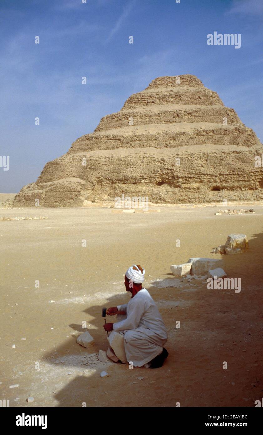 Saqqara - necropoli per l'antica capitale egiziana, Memphis. Piramide a gradoni di Djoser (Tomba a gradoni), 27esimo secolo a.C. Scansione di archivio da un vetrino. Febbraio 1987. Foto Stock