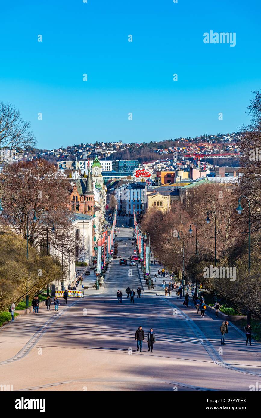 OSLO, NORVEGIA, 15 APRILE 2019: Via porta Karl Johans che conduce al palazzo reale di Oslo, Norvegia Foto Stock
