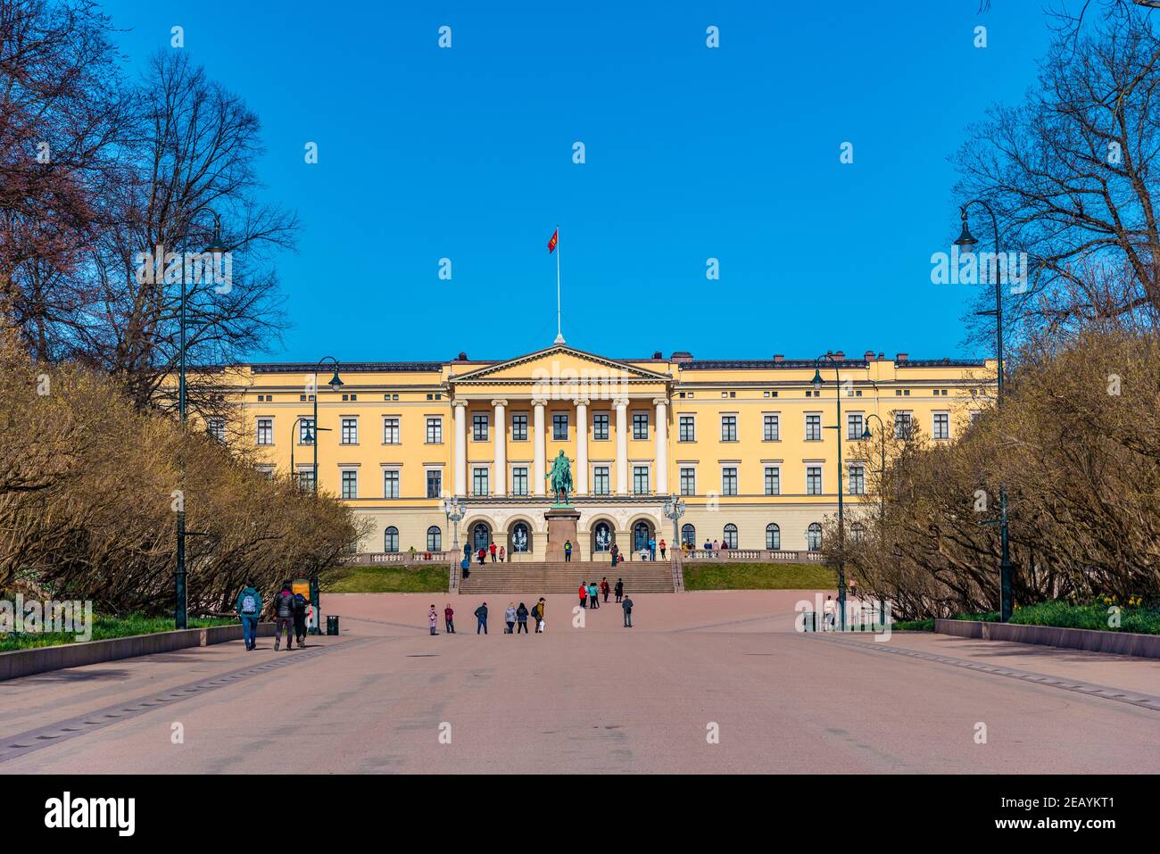 OSLO, NORVEGIA, 16 APRILE 2019: Via porta Karl Johans che conduce al palazzo reale di Oslo, Norvegia Foto Stock