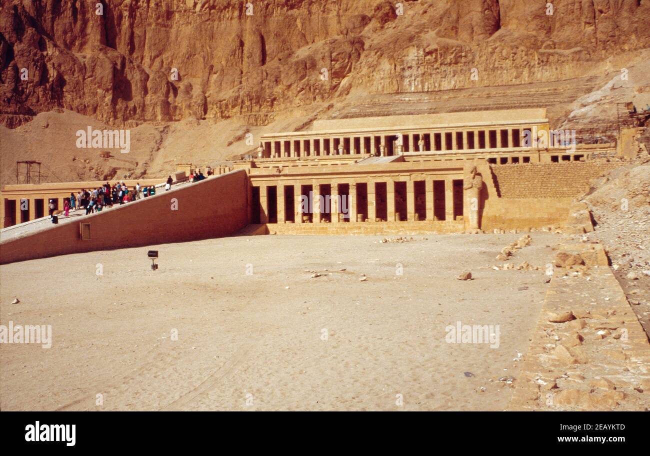 Il tempio mortuario di Hatshepsut, alias il Djeser-Djeseru, vicino alla Valle dei Re, Alto Nilo. Uno dei monumenti incomparabili dell'antico Egitto. Scansione di archivio da un vetrino. Febbraio 1987. Foto Stock