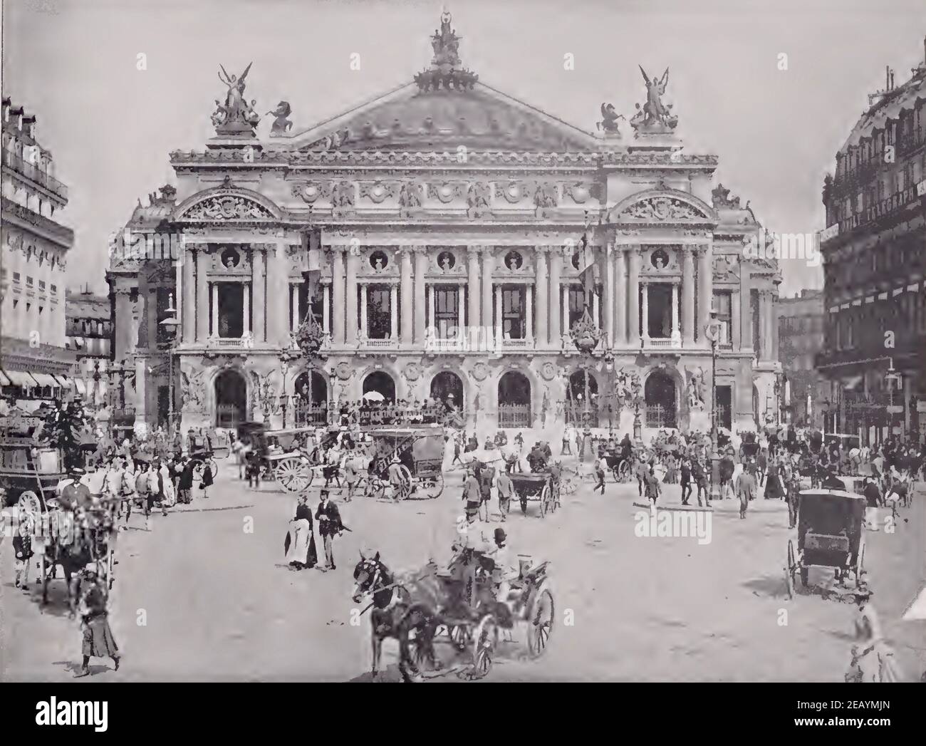 Fotografia d'epoca del Teatro dell'Opera di Parigi nel 1892. Veicoli trainati da cavalli e passanti vestiti alla moda del tempo. Foto Stock