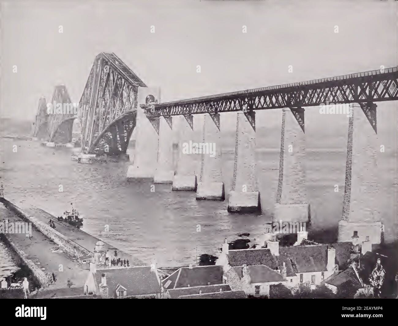 Fotografia d'epoca del ponte Firth of Forth in Scozia. Ponte iconico con case in primo piano. Foto Stock