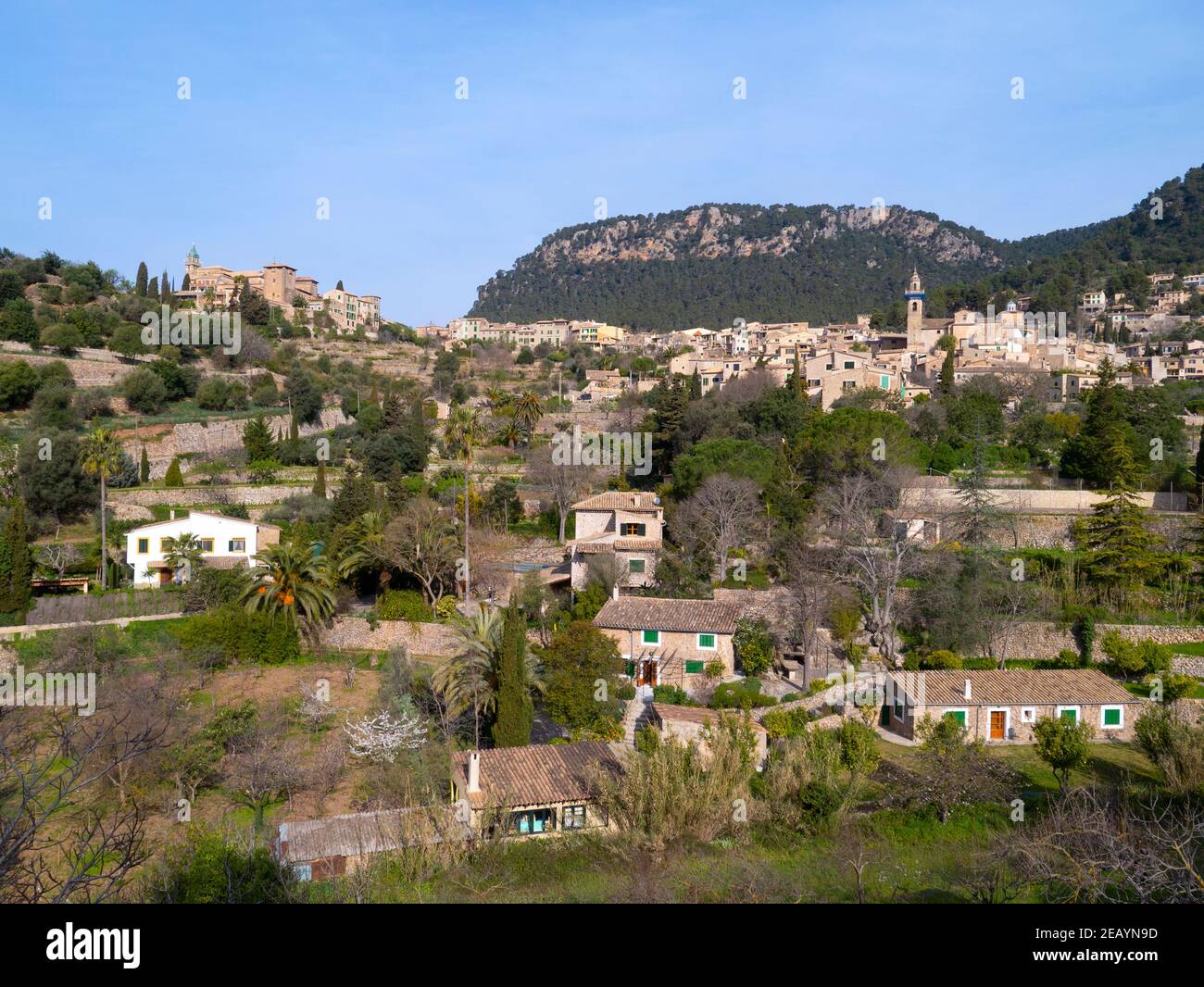 Vista sulla pittoresca cittadina collinare di Valldemossa, sulle montagne della Serra de Tramuntana, Maiorca, Spagna Foto Stock