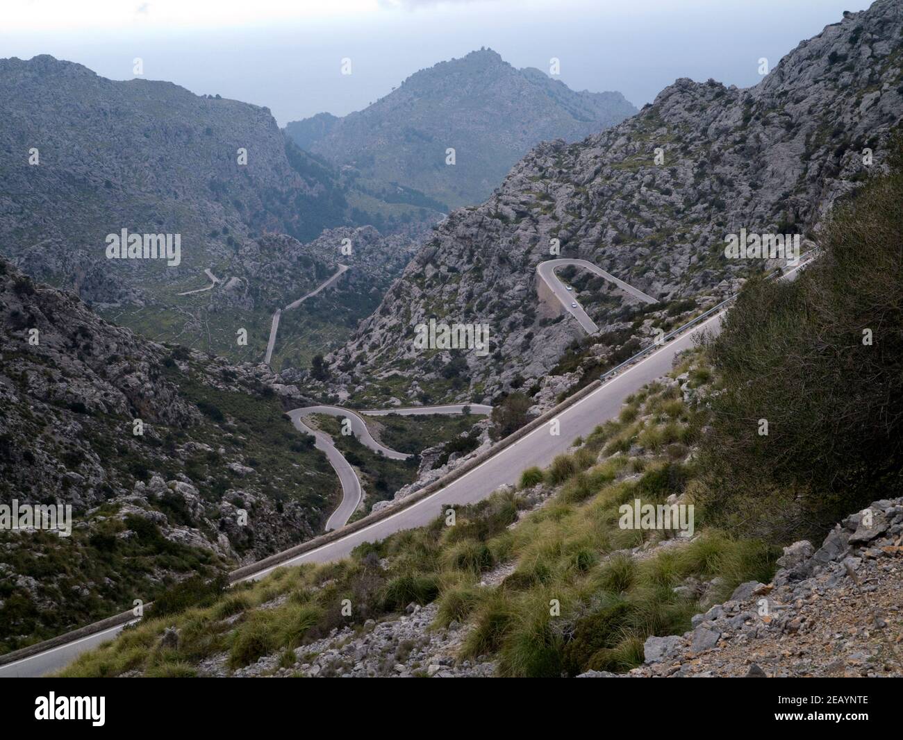 Le sinuose curve della spettacolare salita SA Calobra nella catena montuosa della Serra de Tramuntana, Mallorca, Spagna Foto Stock
