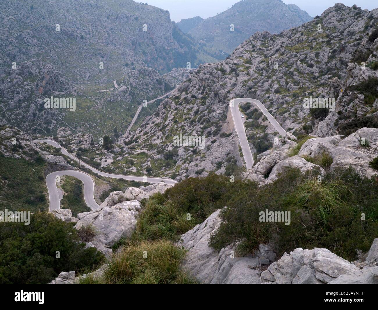 Le sinuose curve della spettacolare salita SA Calobra nella catena montuosa della Serra de Tramuntana, Mallorca, Spagna Foto Stock