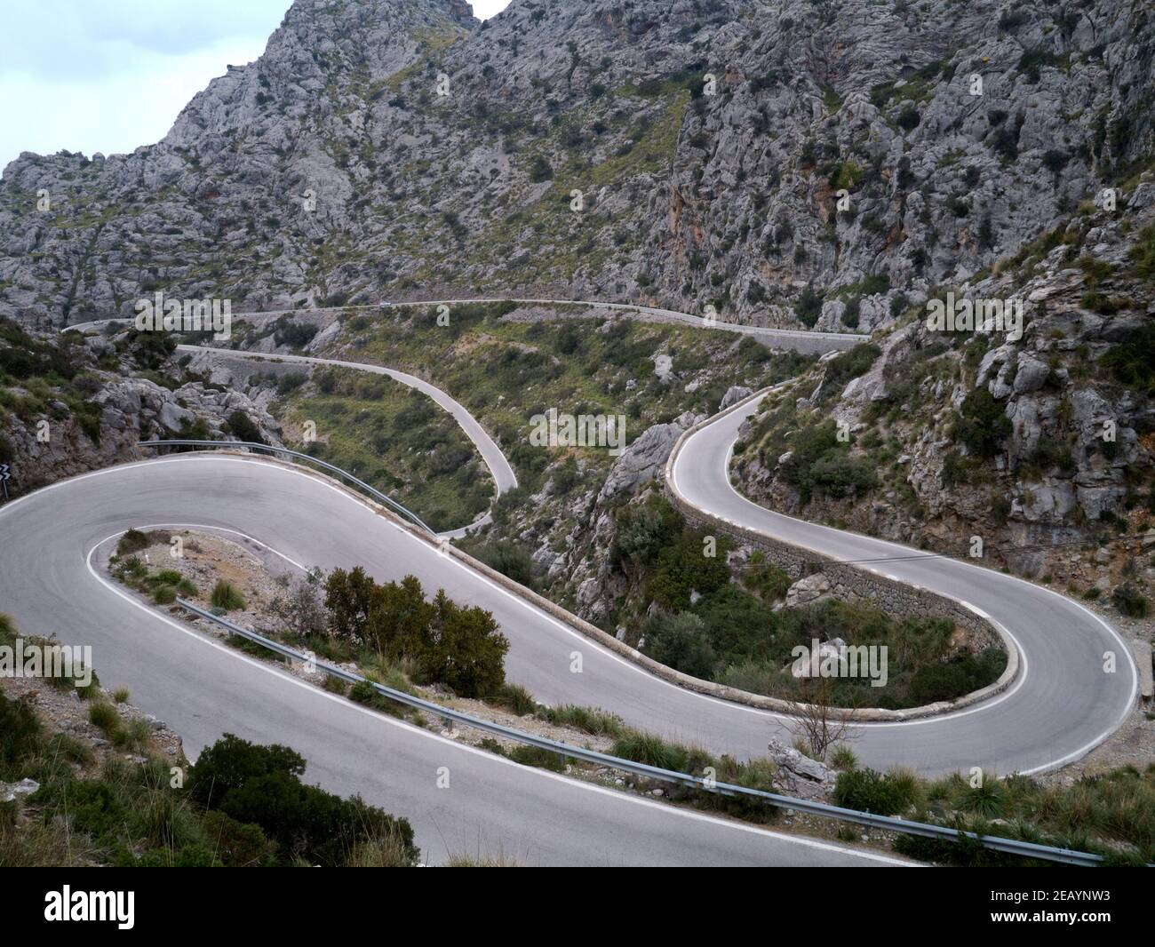 Le sinuose curve della spettacolare salita SA Calobra nella catena montuosa della Serra de Tramuntana, Mallorca, Spagna Foto Stock