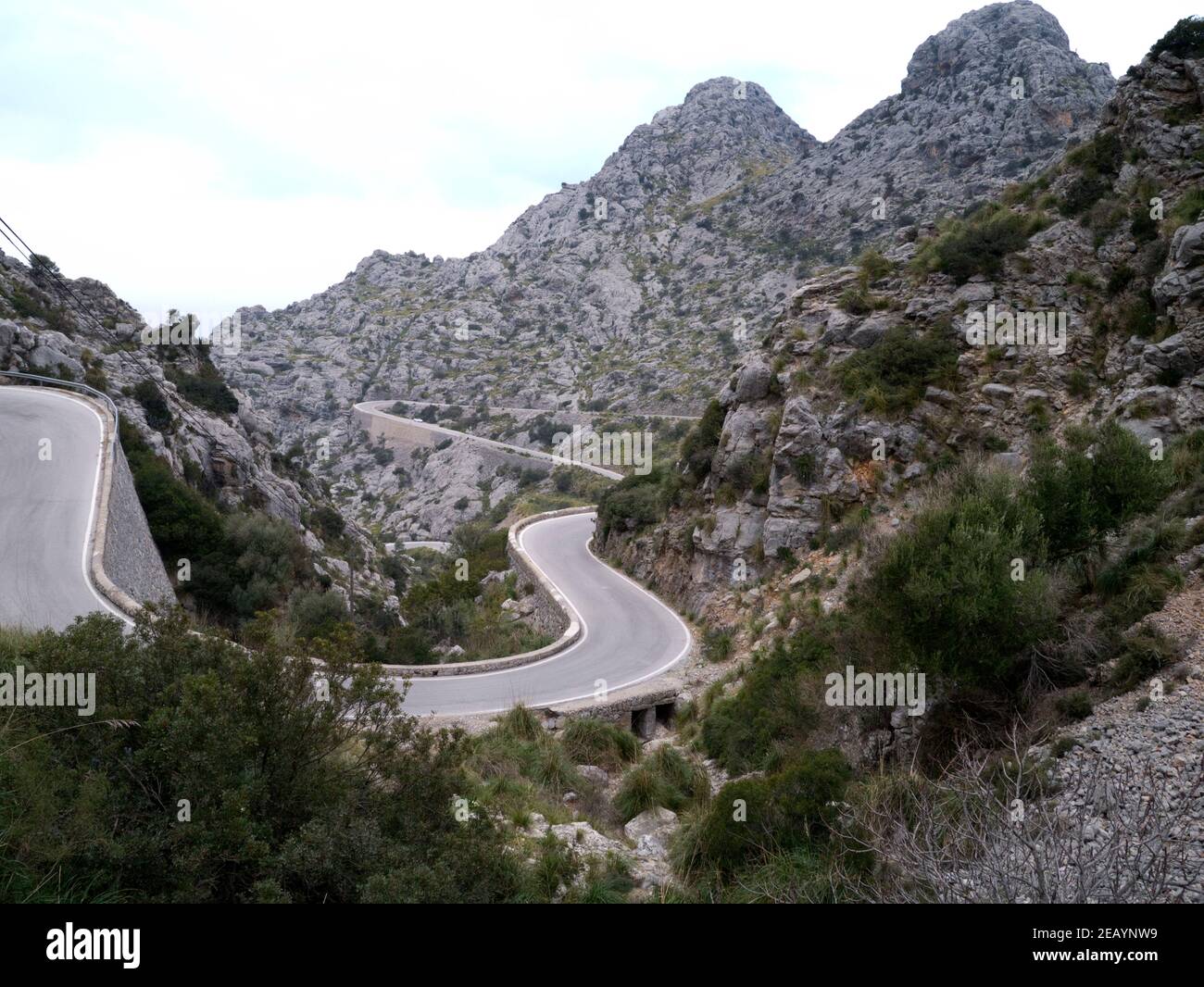 Le sinuose curve della spettacolare salita SA Calobra nella catena montuosa della Serra de Tramuntana, Mallorca, Spagna Foto Stock