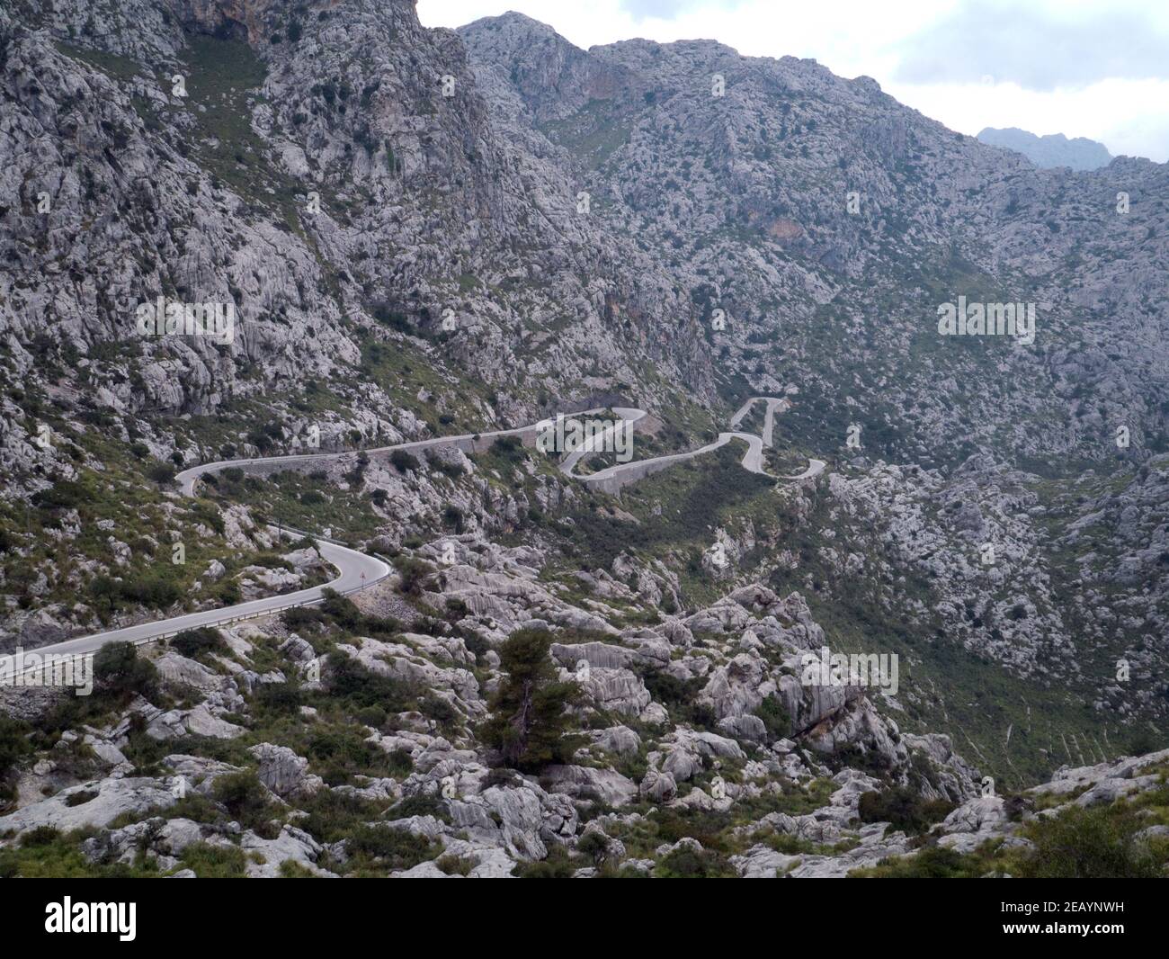 Le sinuose curve della spettacolare salita SA Calobra nella catena montuosa della Serra de Tramuntana, Mallorca, Spagna Foto Stock
