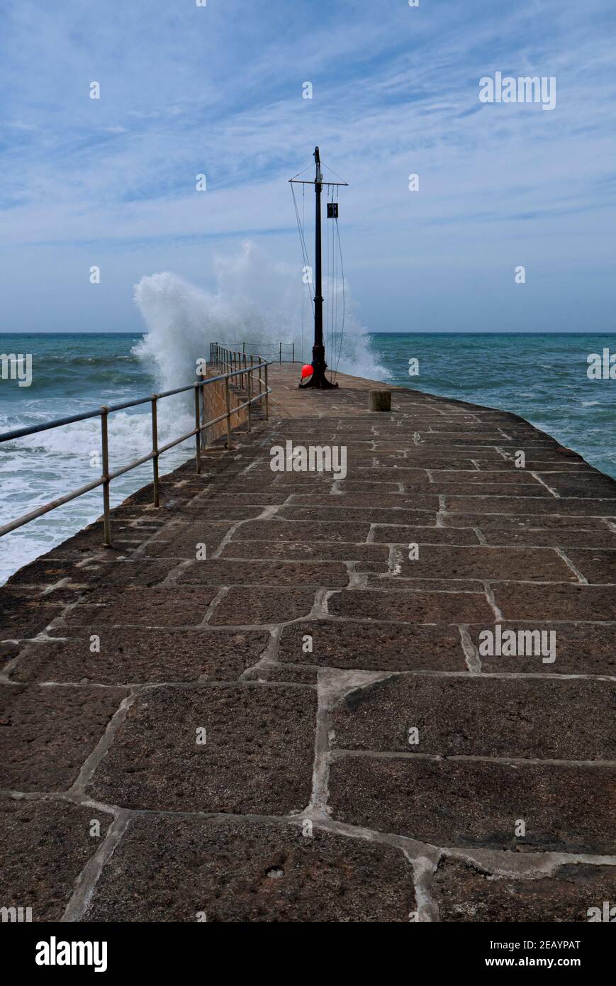 Il porto muro e molo, Porthleven, Cornovaglia, Regno Unito Foto Stock