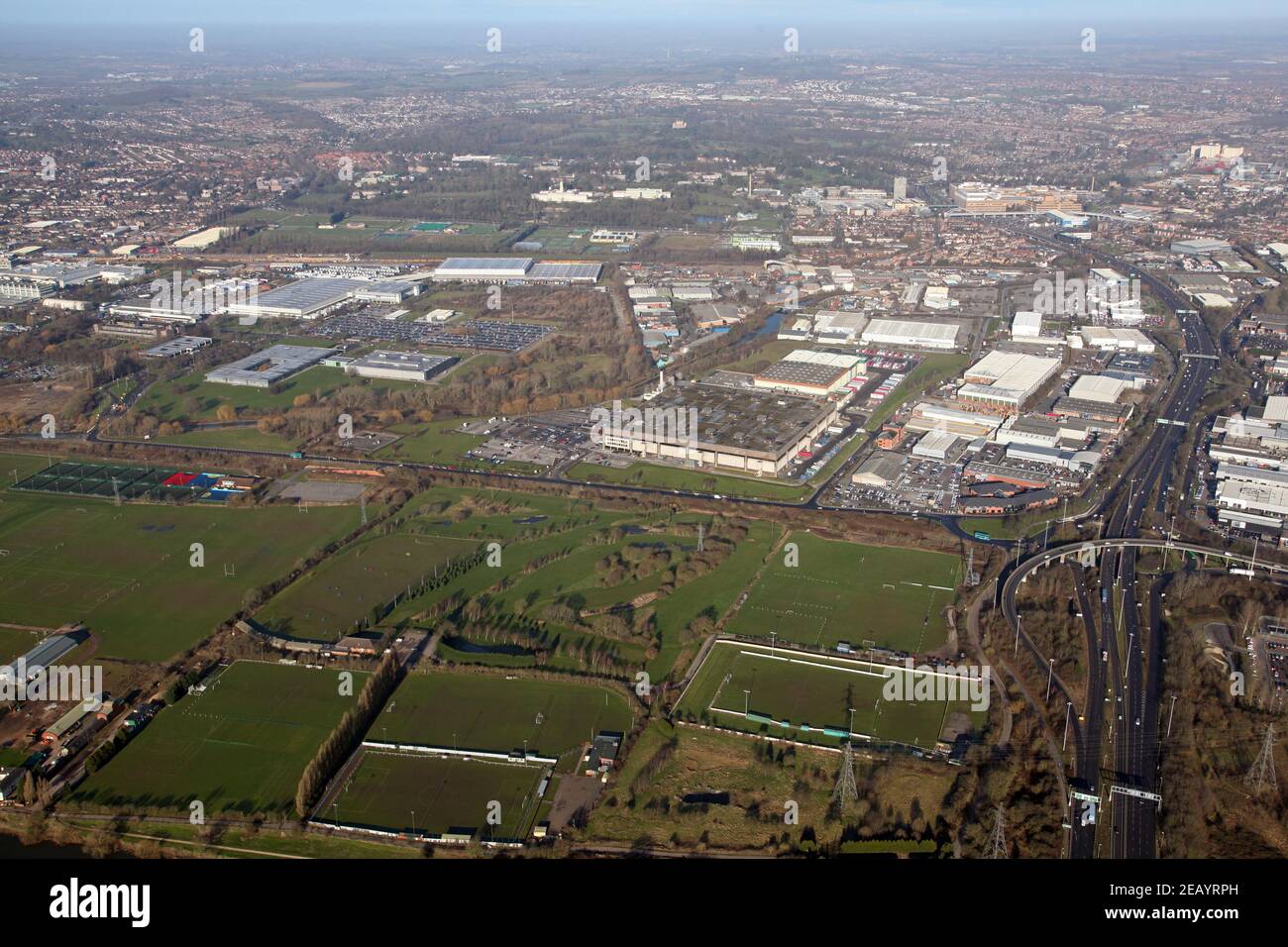 Vista aerea di Nottingham guardando la A52 Clifton Boulevard di fronte Dave Eastwood Sports Ground Lenton Lane Industrial Estate verso il Università Foto Stock