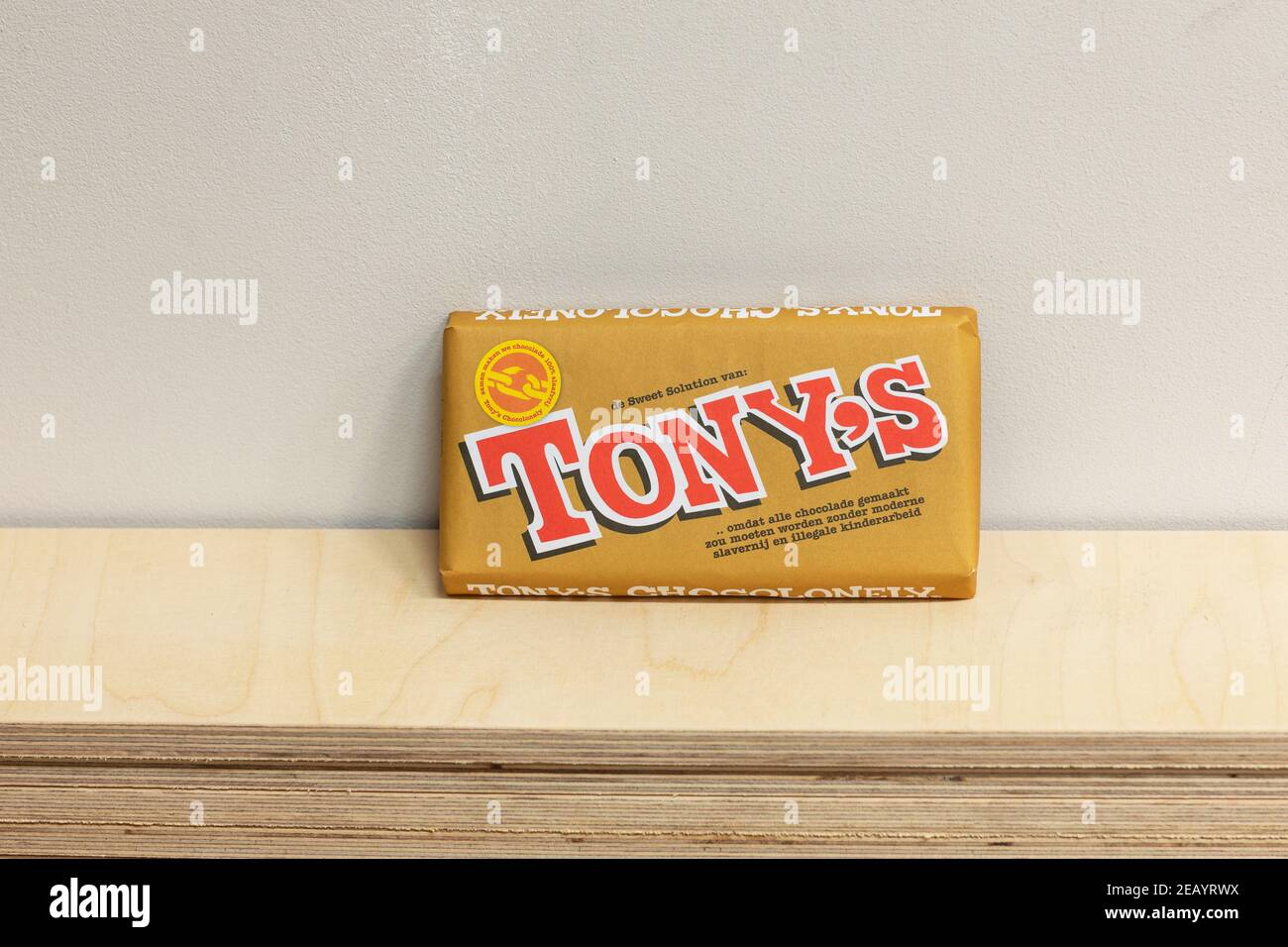 Eindhoven, Paesi Bassi, 4 febbraio 2021. Tony Chocolonely Fairtrade schiavo libero cioccolato bar imitare il ben noto twix cioccolatini Foto Stock