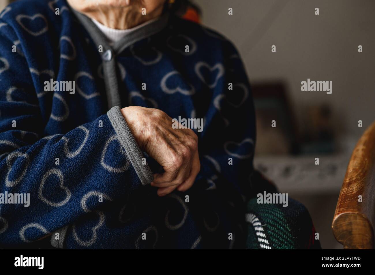 Primo piano irriconoscibile vecchia mano di donna. Anziani, concetto di terza età. Foto Stock