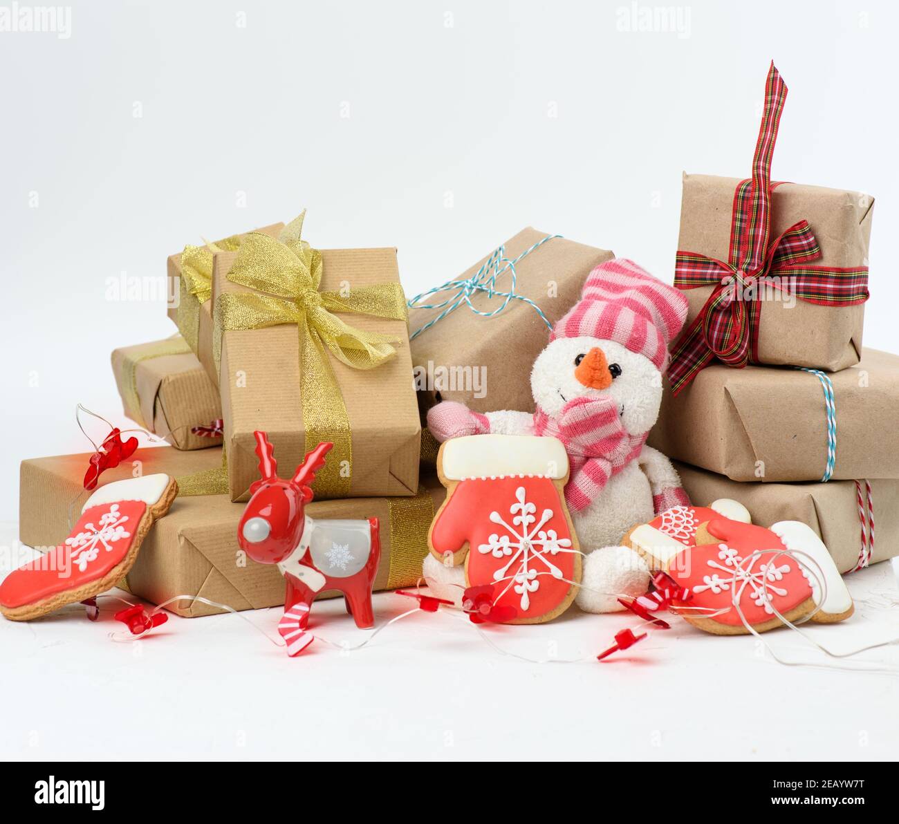 una pila di regali avvolti, biscotti natalizi su sfondo bianco, primo piano Foto Stock