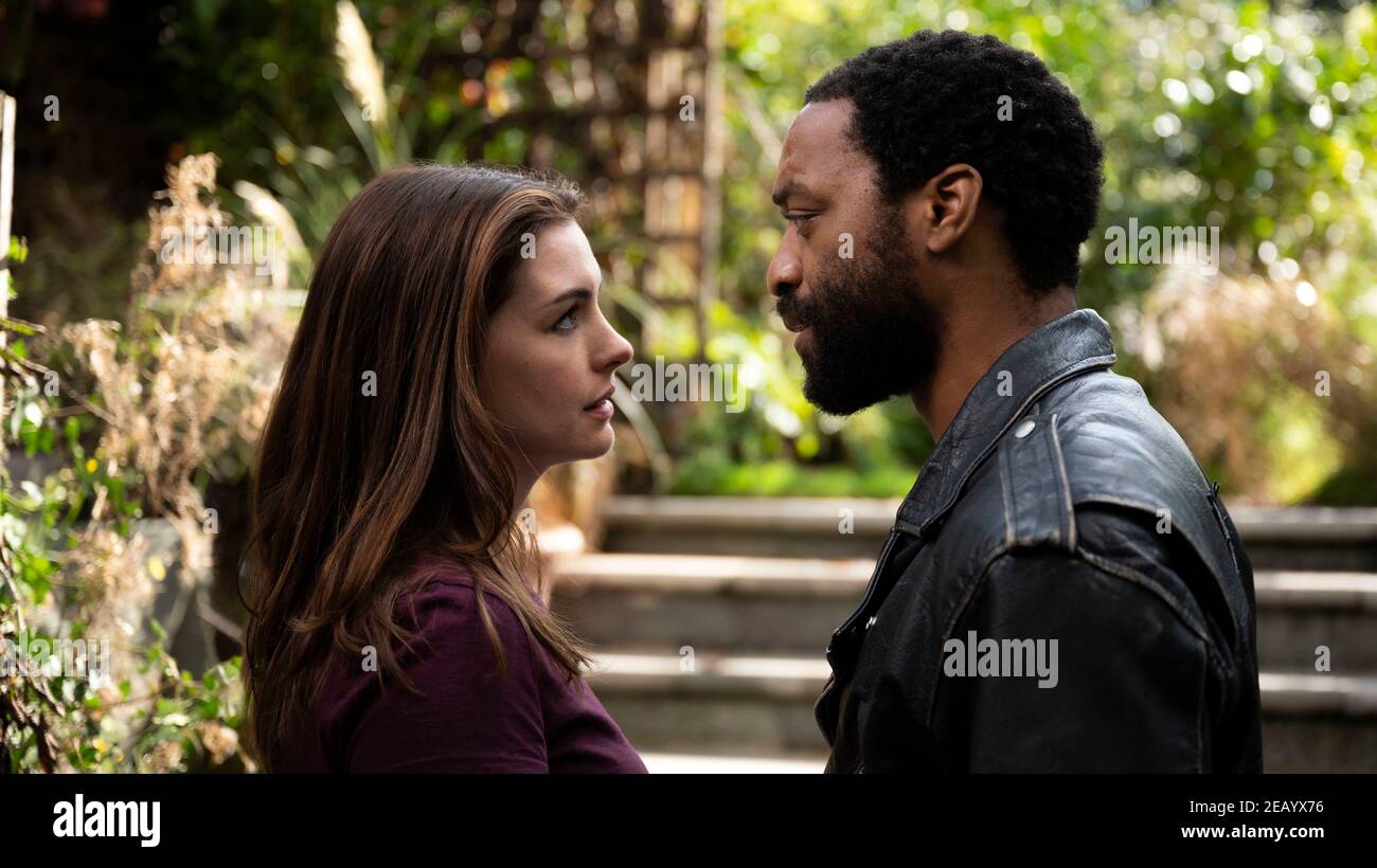 CHIWETEL EJIOFOR e ANNE HATHAWAY in LOCKED DOWN (2021), regia DI DOUG LIMAN. Credit: Storyteller Productions / Album Foto Stock