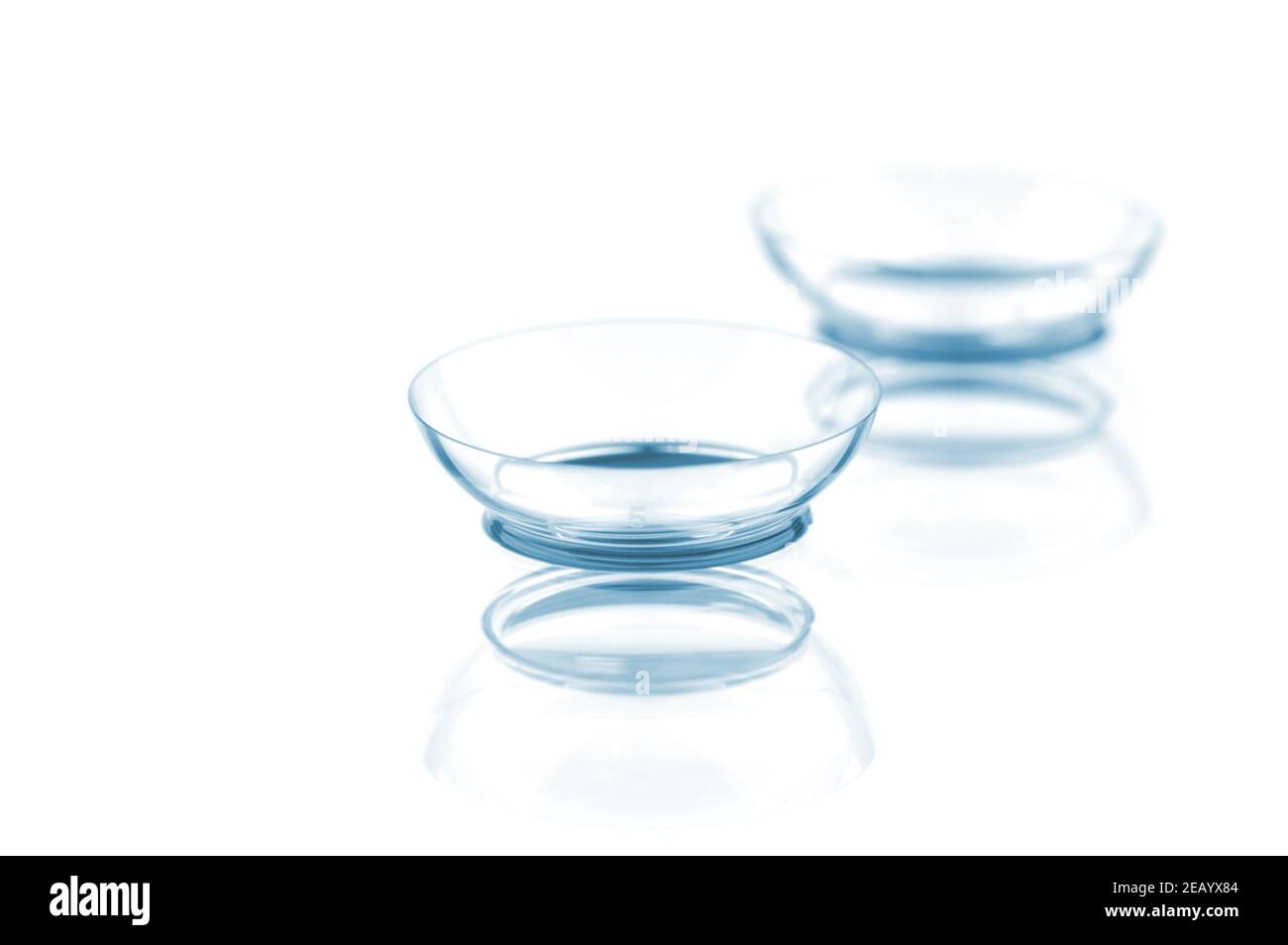 Due lenti a contatto con riflessi, isolate su sfondo bianco Foto Stock