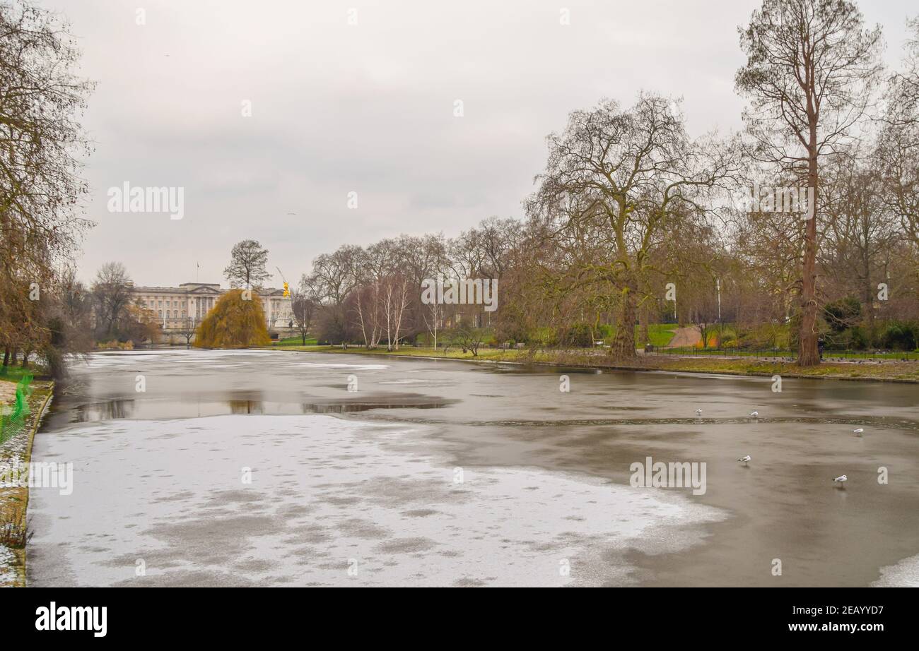 Lago congelato nel St James's Park, Londra, 11 febbraio 2021. Le temperature nel Regno Unito sono crollate durante la notte, con parti del paese che hanno registrato le temperature più basse in più di un quarto di secolo. Foto Stock