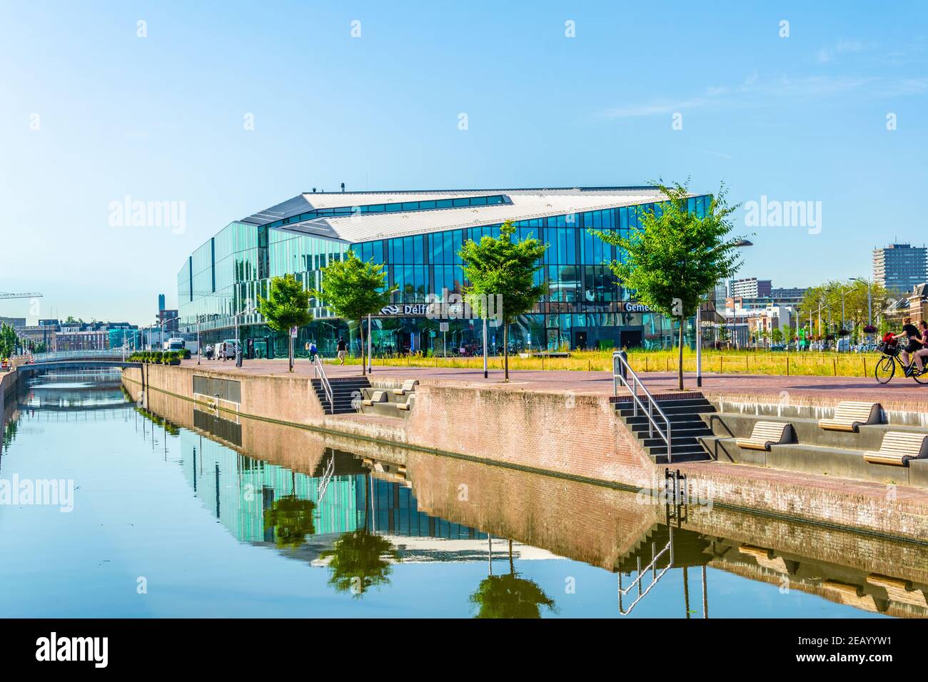 DELFT, PAESI BASSI, 7 AGOSTO 2018: Stazione ferroviaria principale vista dietro un canale a Delft, Paesi Bassi Foto Stock