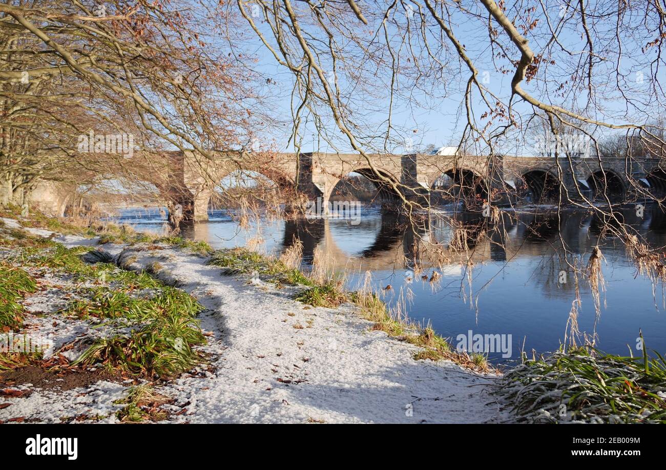 Il lato ovest del Ponte Vecchio di Dee in sole invernale Foto Stock