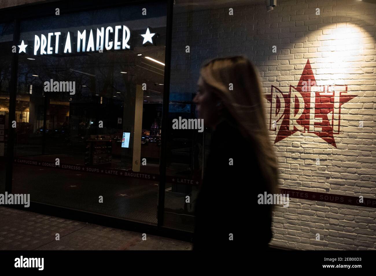 Londra, Regno Unito. 10 Feb 2021. Una lady pass Pret Cafe visto a Londra, Regno Unito il 10 febbraio 2021 durante la terza chiusura a livello nazionale. Pret a Manger è una catena di franchising di paninoteca internazionale con sede nel Regno Unito, popolarmente indicata come Pret. Fondata nel 1983, Credit: May James/ZUMA Wire/Alamy Live News Foto Stock