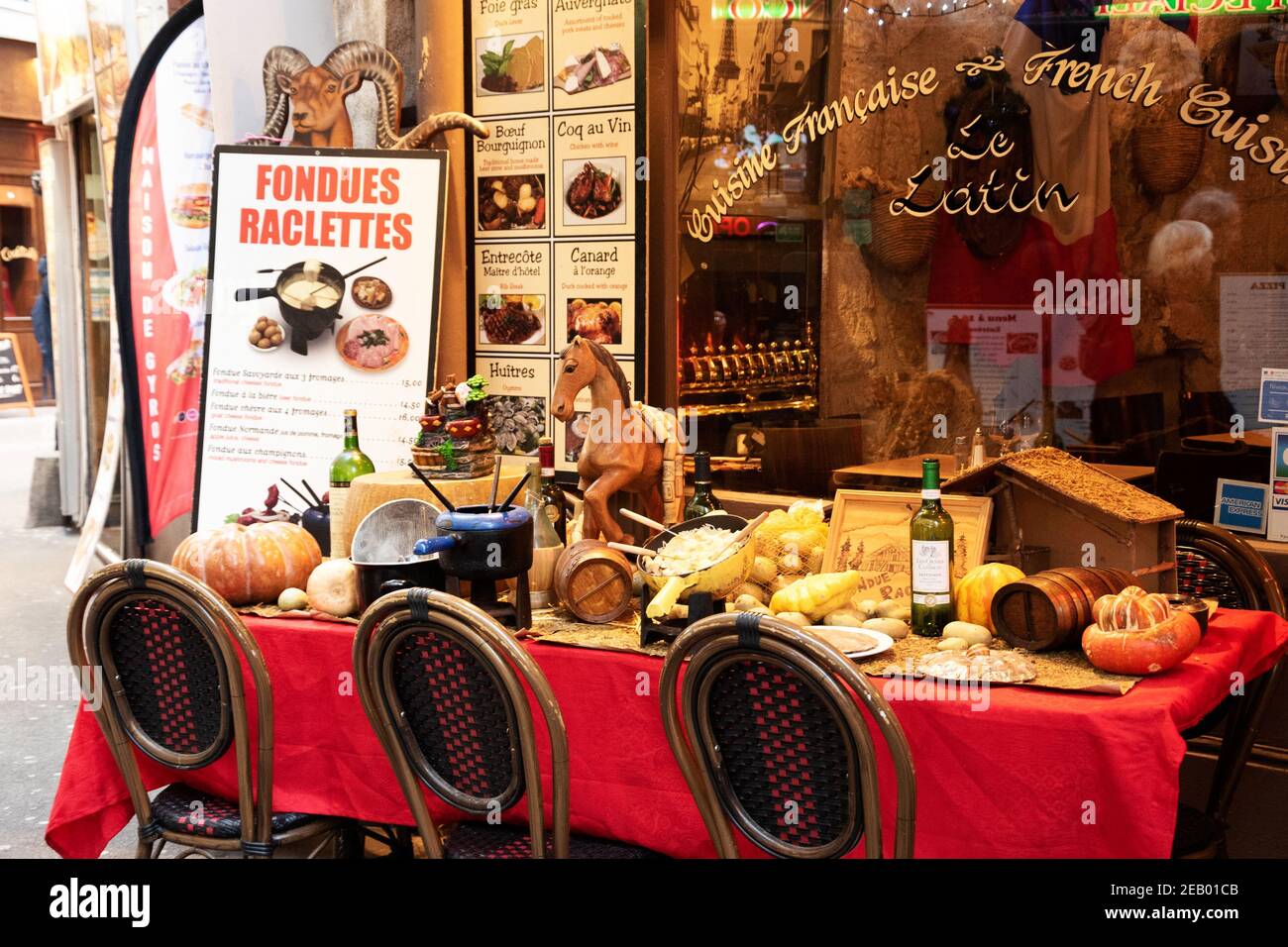 PARIGI, FRANCIA - 14 FEBBRAIO 2019: Fonduta Savoyarde e Raclette esposte  (per attirare i clienti) in un ristorante tipico tradizionale nel quartiere  Latino Foto stock - Alamy