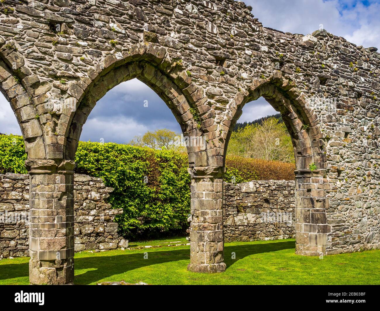 Rovine dell'abbazia di Cymer in Snowdonia Foto Stock