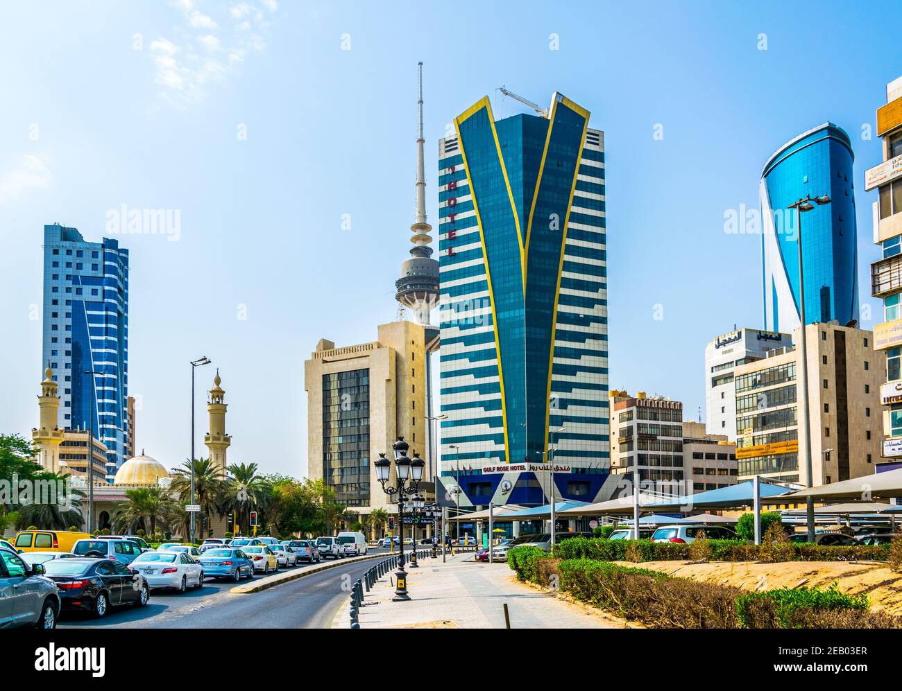KUWAIT CITY, KUWAIT, 5 NOVEMBRE 2016: Vista del traffico su una strada trafficata nel centro del Kuwait. Foto Stock