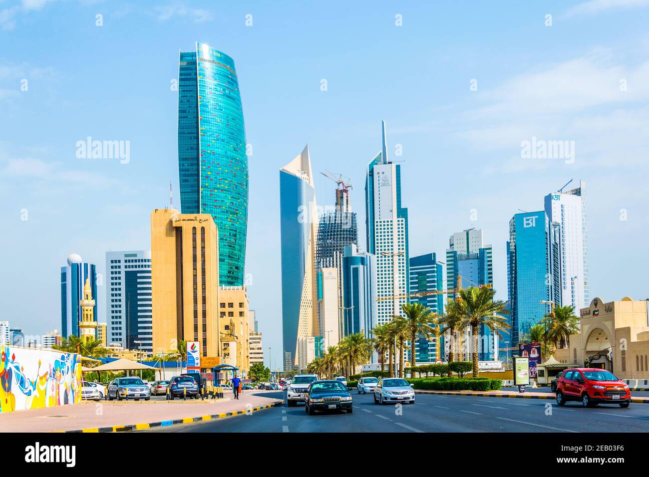 KUWAIT CITY, KUWAIT, 5 NOVEMBRE 2016: Vista del traffico su una strada trafficata nel centro del Kuwait. Foto Stock