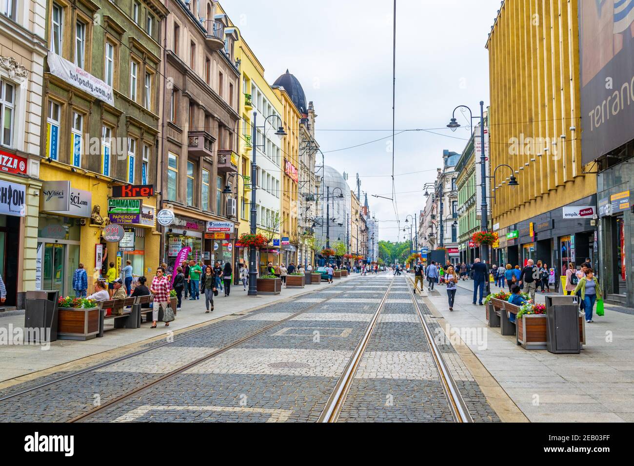 KATOWICE, POLONIA, 14 AGOSTO 2017: La gente è una strada principale nel centro di katowice, Polonia Foto Stock