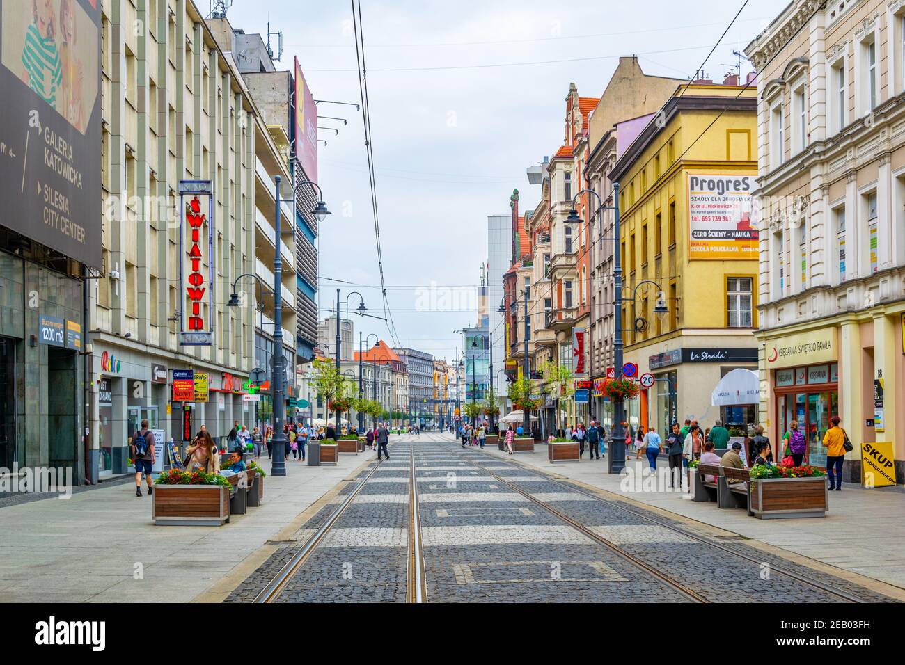 KATOWICE, POLONIA, 14 AGOSTO 2017: La gente è una strada principale nel centro di katowice, Polonia Foto Stock