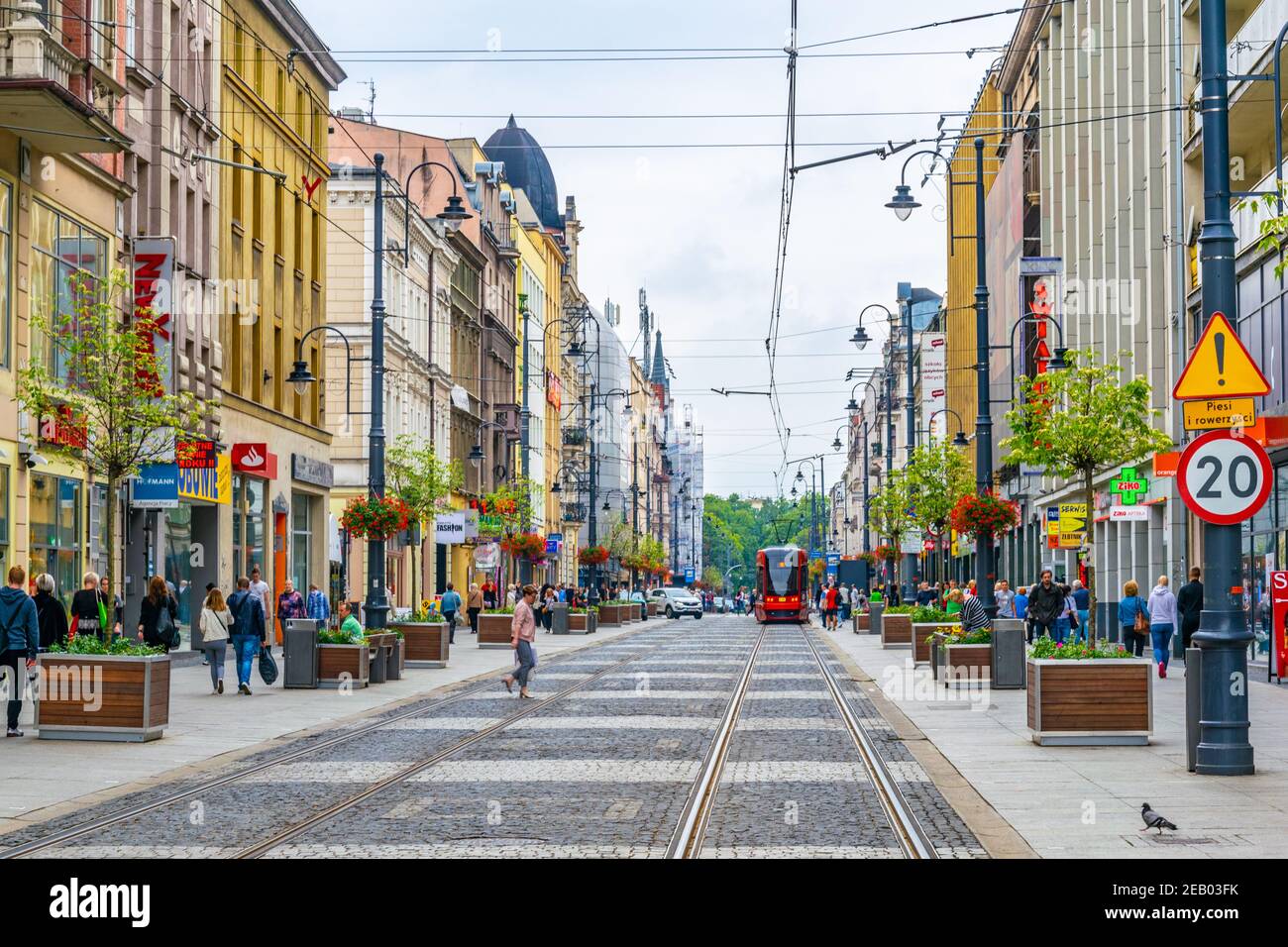 KATOWICE, POLONIA, 14 AGOSTO 2017: La gente è una strada principale nel centro di katowice, Polonia Foto Stock