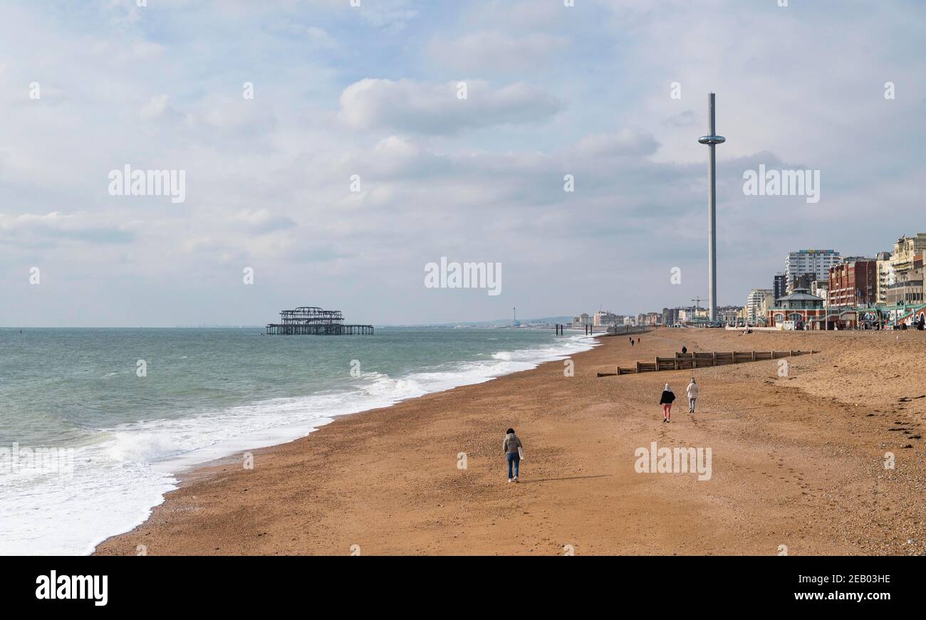 Brighton UK 11 Febbraio 2021 - e 'tranquilla sulla spiaggia di Brighton in un altro freddo giorno di congelamento come i governi restrizioni di blocco continuare: Credit Simon Dack / Alamy Live News Foto Stock