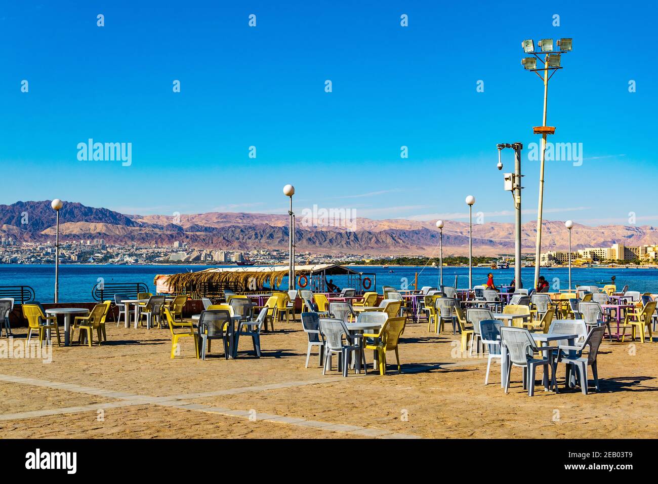 AQABA, GIORDANIA, 31 DICEMBRE 2018: Ristorante all'aperto nella piazza della rivolta araba ad Aqaba, Giordania Foto Stock