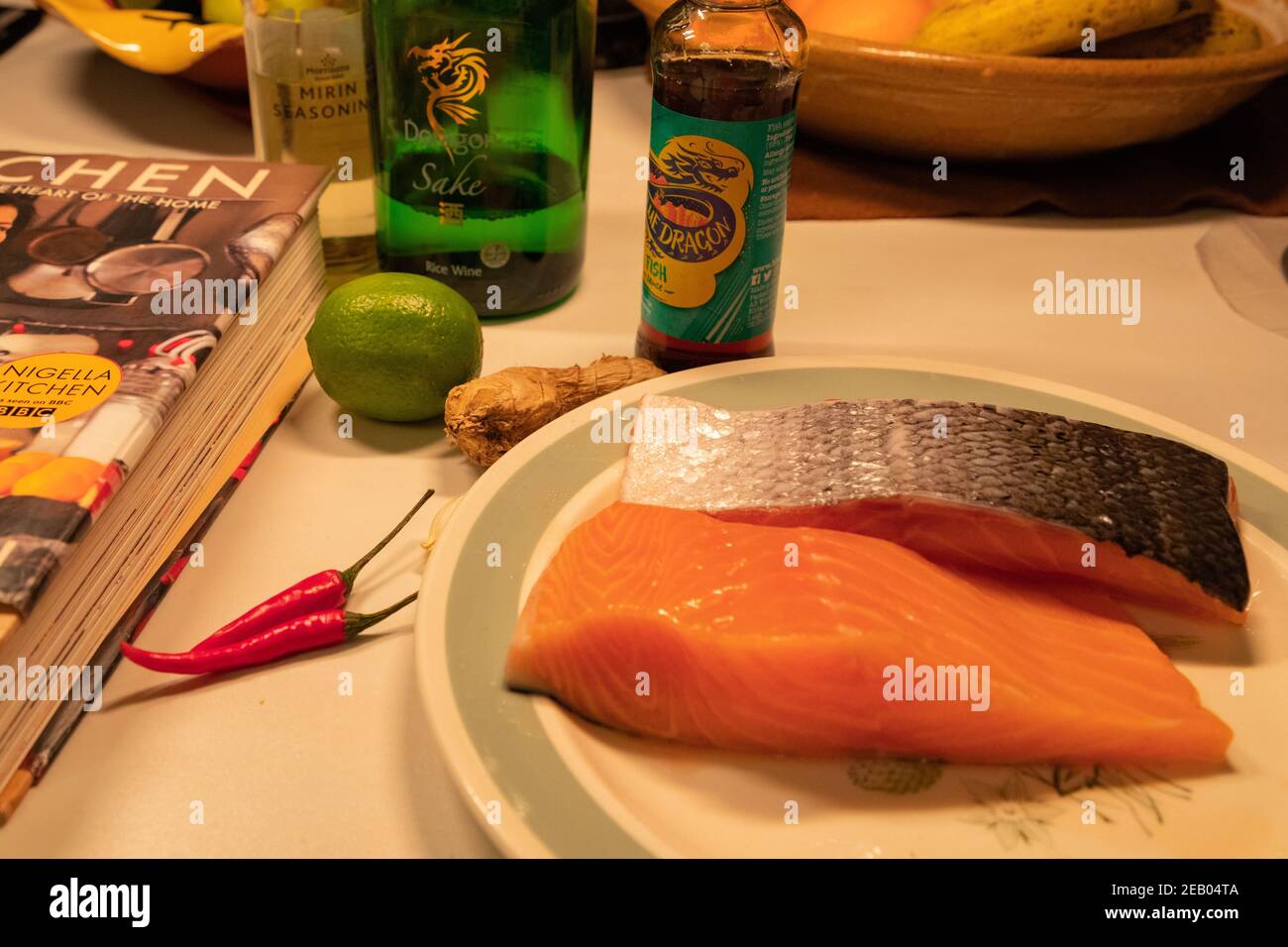 In una cucina familiare, gli ingredienti sono assemblati in preparazione per la cottura del riso 'Salmon e sushi' dal libro di cuoco 'Kitchen' di Nigella Lawson. Foto Stock