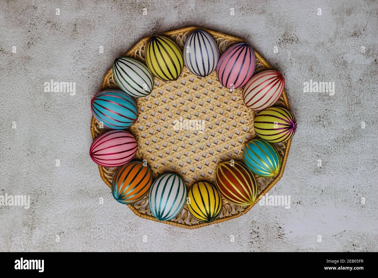 Happy Easter.colorful dipinto a mano decorato uovo di Pasqua su table.Handmade Pasqua Artigianato.Primavera decorazione background.tradizione festiva per l'Europa Foto Stock