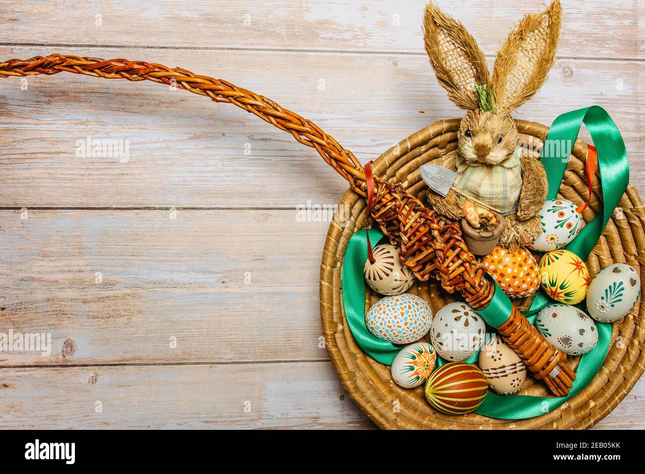 Happy card.colorful Pasqua decorate a mano uova di Pasqua e bunny.Handmade Uovo di Pasqua su tavola di legno copia space.Spring decorazione background.Fe Foto Stock