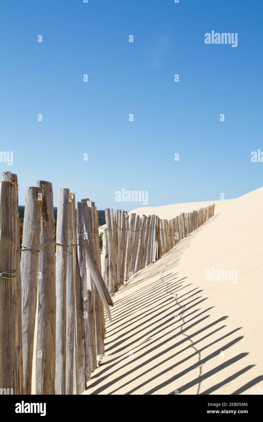 Una recinzione di legno sulla duna grande di pilat (francia) Foto Stock