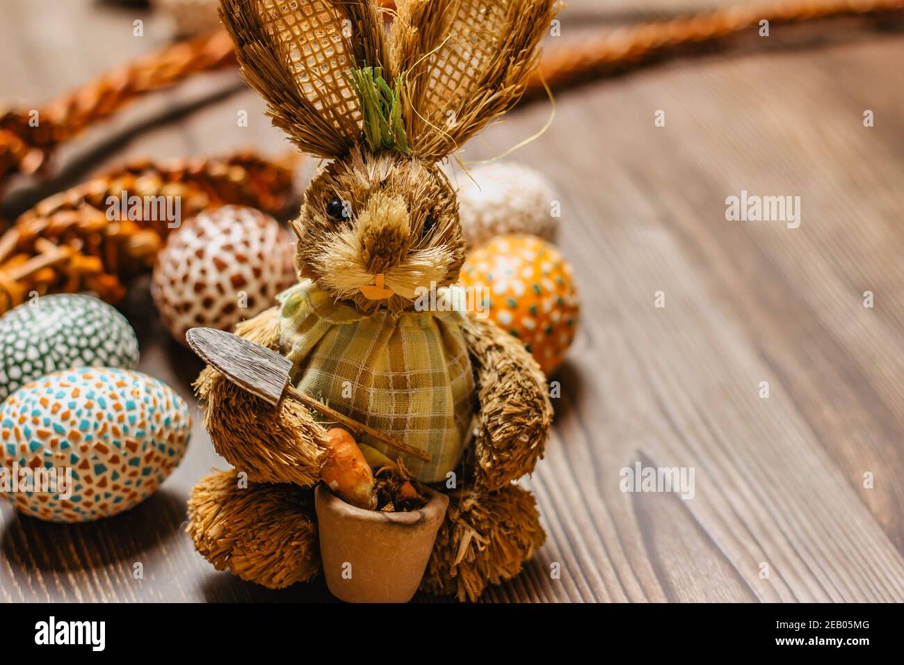 Happy card.colorful Pasqua decorate a mano uova di Pasqua e coniglietto. Uova di Pasqua fatte a mano su tavola di legno.Primavera decorazione background.festive tra Foto Stock