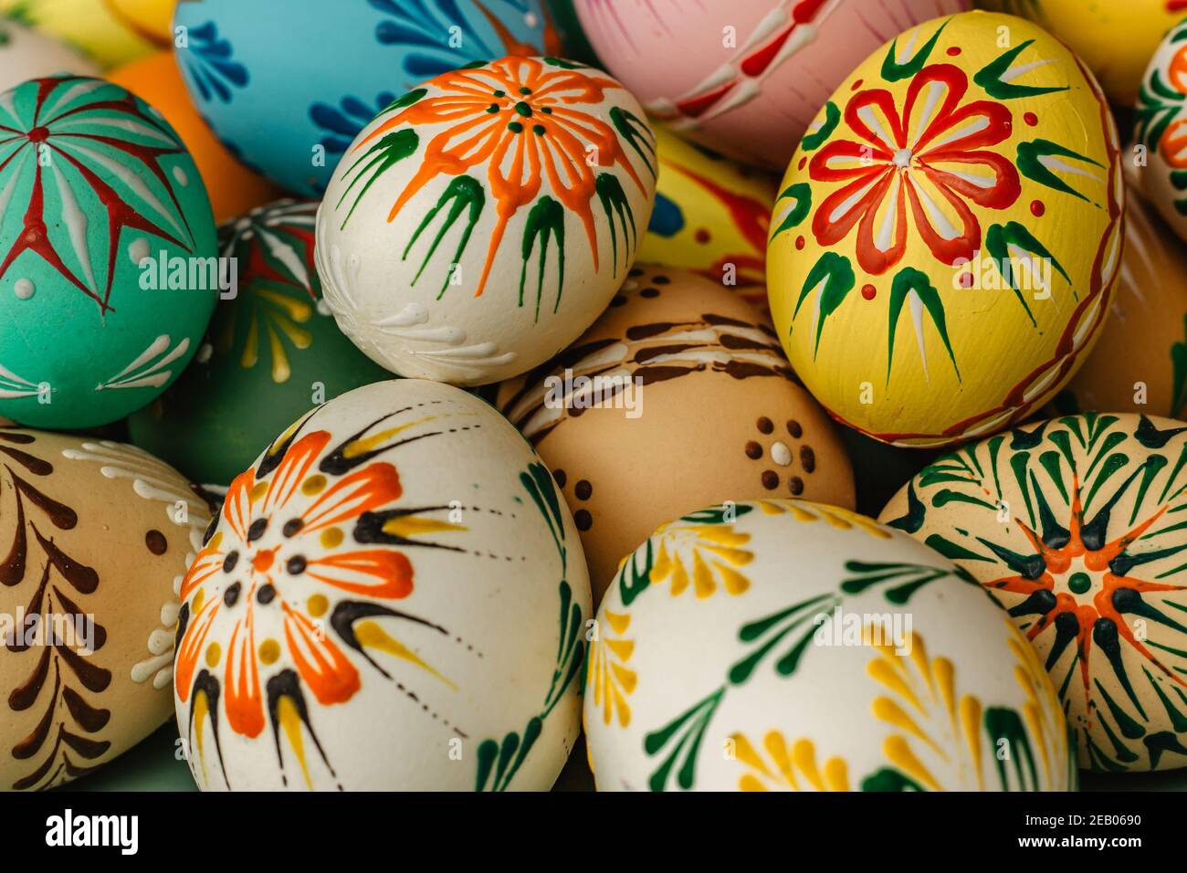 Happy Easter.colorful a mano decorate uova di Pasqua. Fatto a mano Pasqua  craft.Spring decorazione sfondo. Fai da te festivo tradizionale  symbols.Holiday Foto stock - Alamy