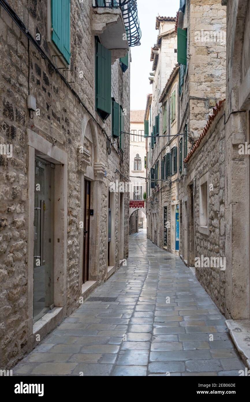 Spalato, Croazia - 15 agosto 2020: Antica strada passaggio vista del vecchio Palazzo Diacletian nella città vecchia Foto Stock