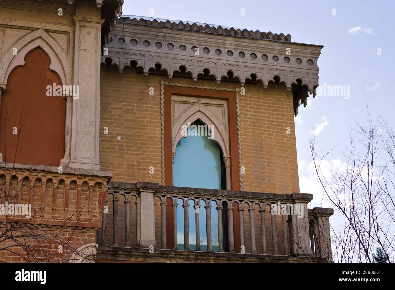 Una vecchia casa in stile gotico e barocco con archi a punta (Pesaro, Italia, Europa) Foto Stock