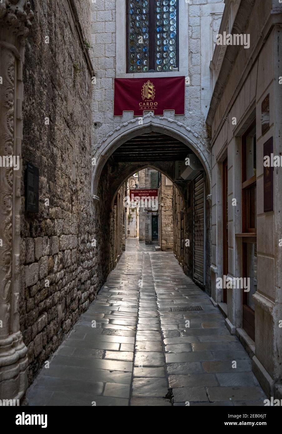 Spalato, Croazia - 15 agosto 2020: Antica strada passaggio vista del vecchio Palazzo Diacletian nella città vecchia Foto Stock